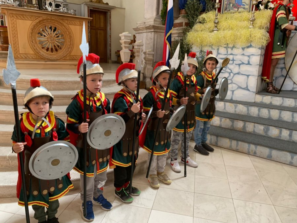 Male vodičke žudije iz vrtića zajedno s velikim žudijama čuvali Kristov grob