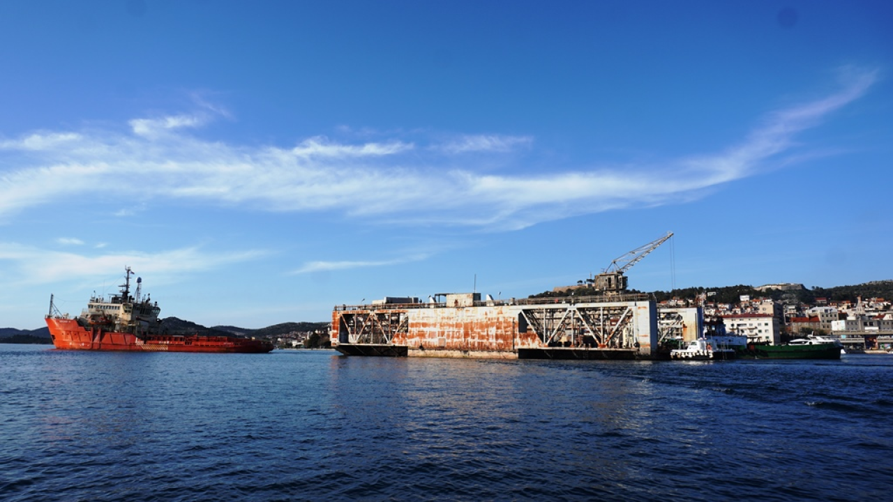 Iskra brodogradilište ispratila na rezanje u Tursku stari plovni dok 