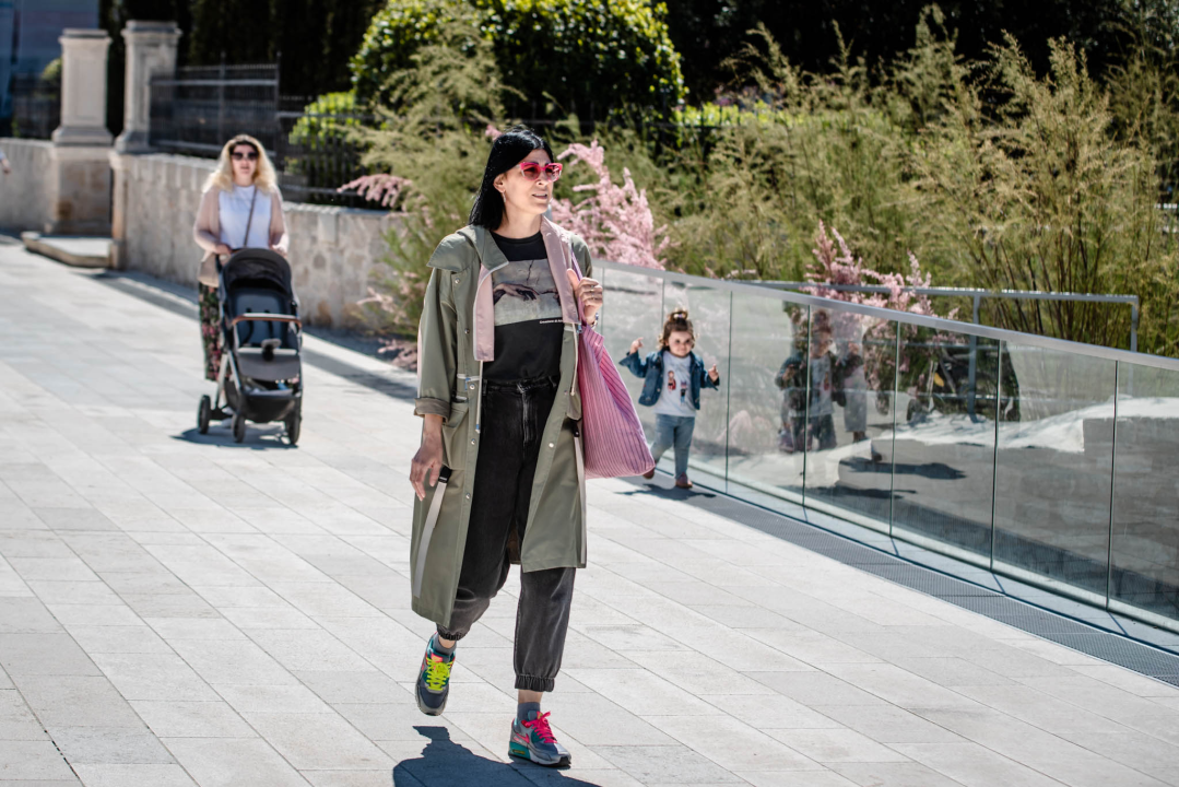 Lagane jakne i lepršave haljine zavladale gradom: Evo koje su nam vladarice Đira po gradu upale u oko!