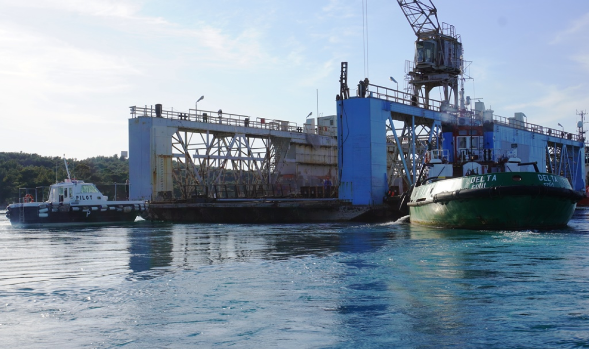 Iskra brodogradilište ispratila na rezanje u Tursku stari plovni dok 