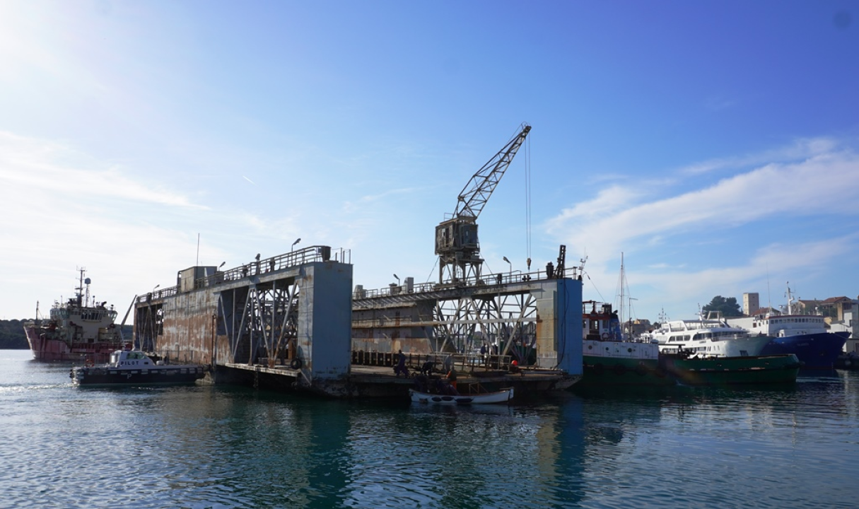 Iskra brodogradilište ispratila na rezanje u Tursku stari plovni dok 