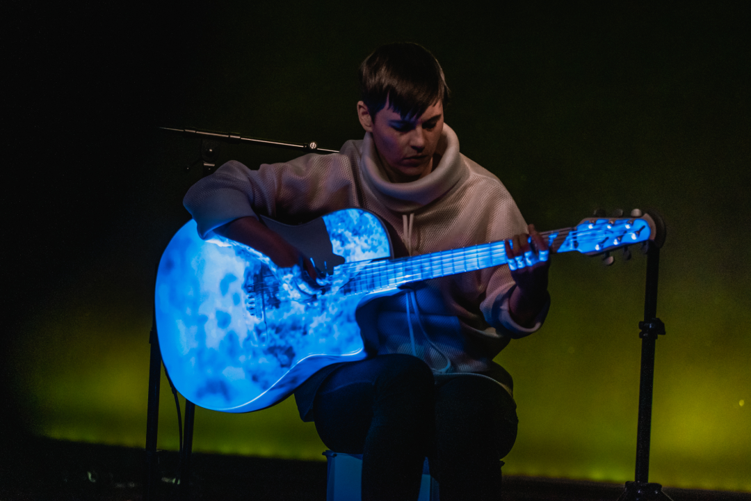 Spektakularne slike na pozornici Arsena: 'Boginja gitare' Kaki King u Šibeniku doslovno obojala zvuk!
