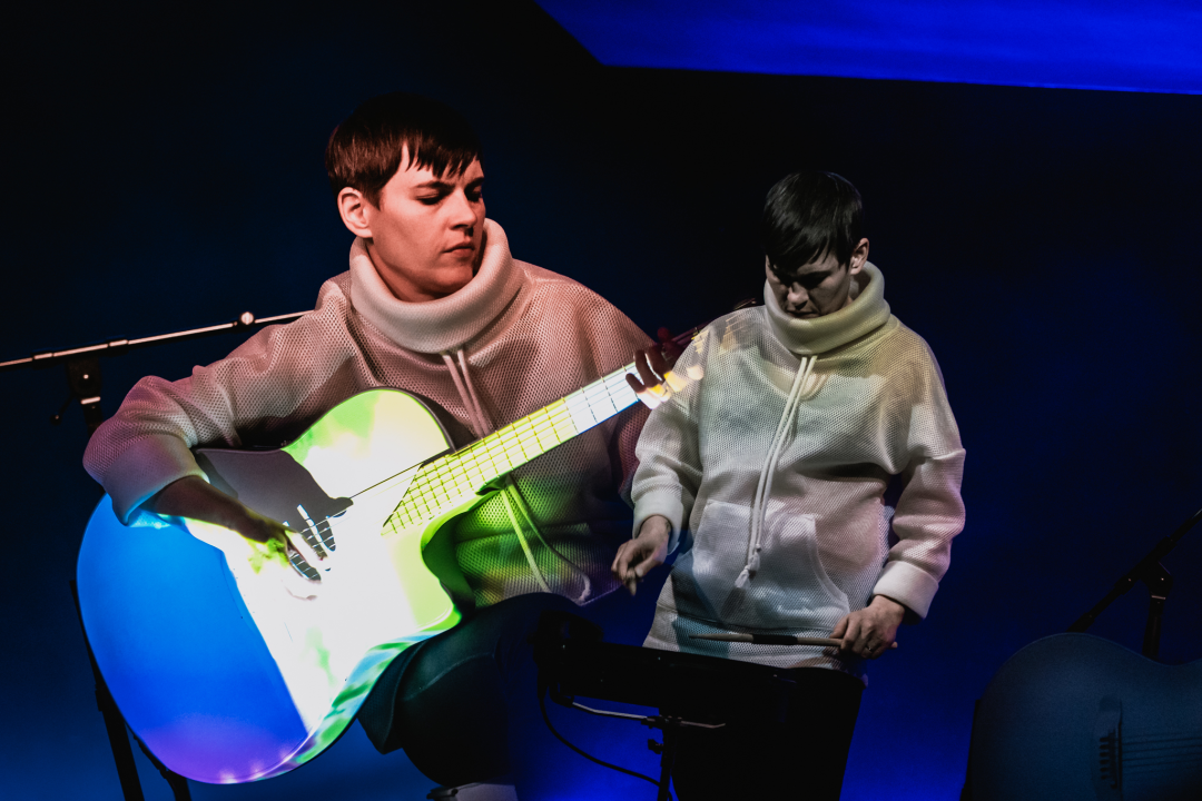 Spektakularne slike na pozornici Arsena: 'Boginja gitare' Kaki King u Šibeniku doslovno obojala zvuk!