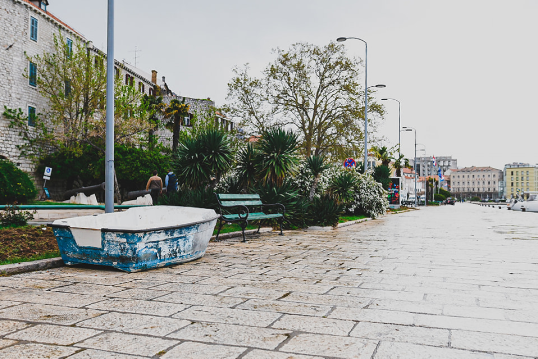 Što sve može jugo: Lijep mali kaić na šibenskoj rivi, ali ne u moru nego na suhom