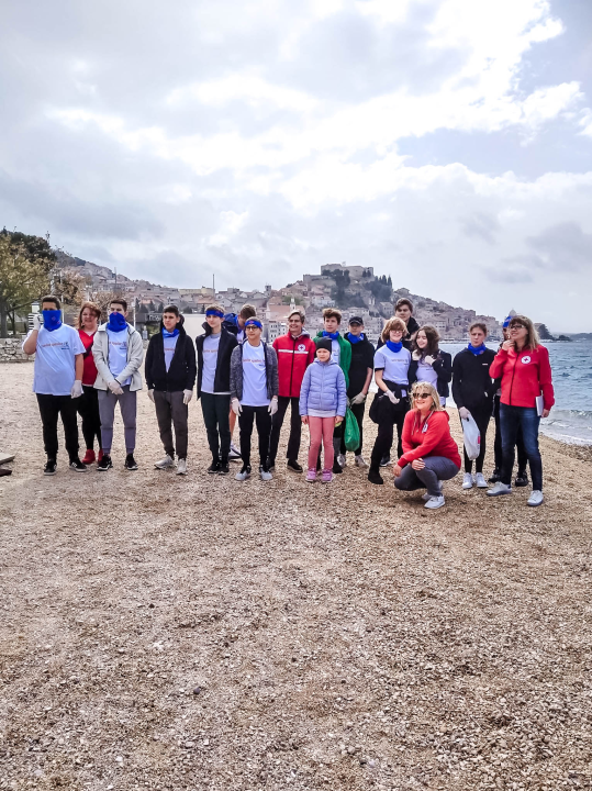 Djeca iz Šibenika i Ukrajine čistila plažu Banj, a smeće iskoristila za izradu slika