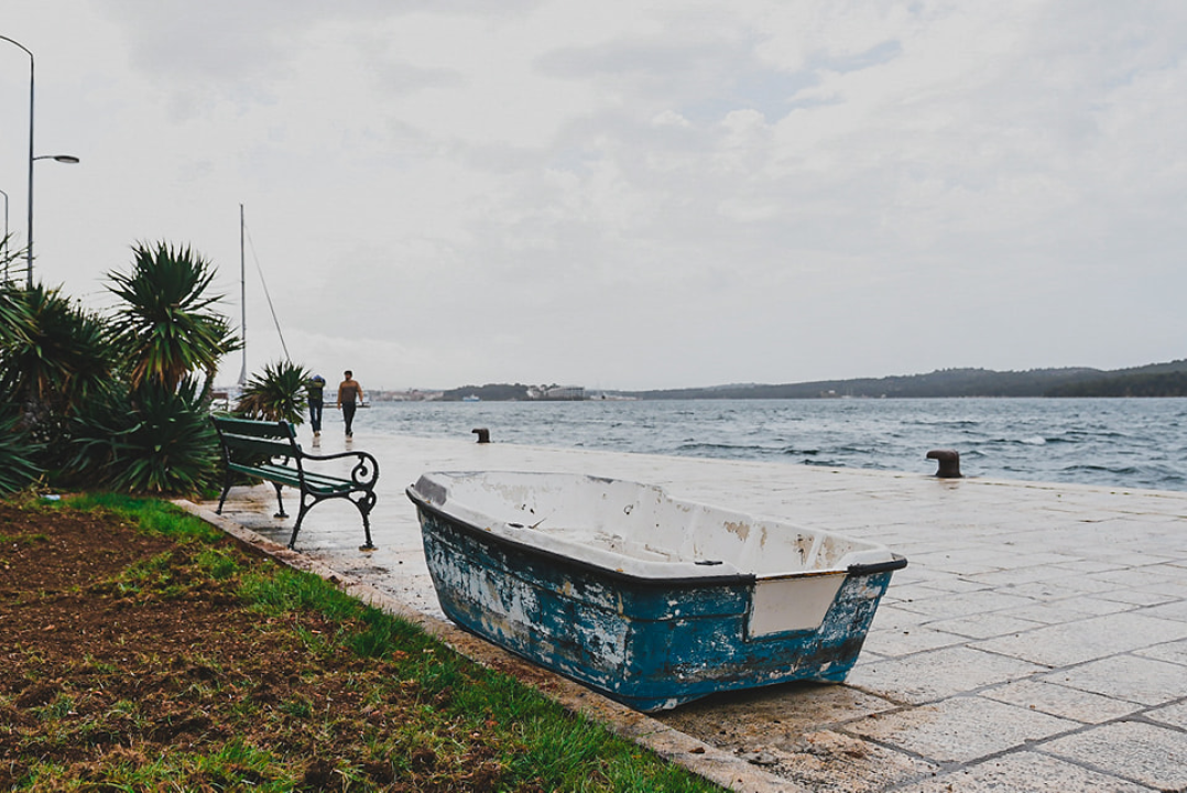 Što sve može jugo: Lijep mali kaić na šibenskoj rivi, ali ne u moru nego na suhom