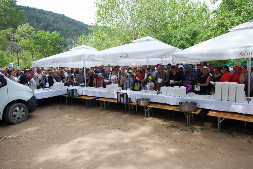 Na Skradinskom buku i na Jadriji opet besplatni fažol za Praznik rada: Svirat će i Feniksi 