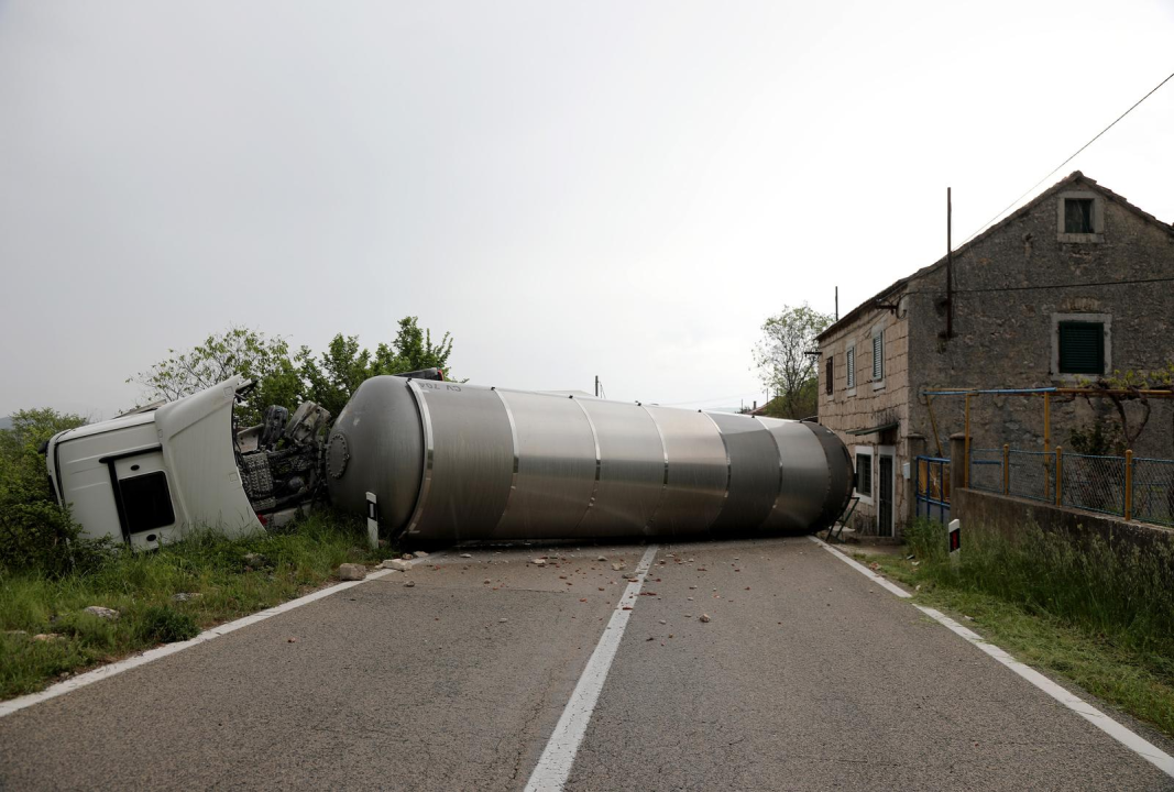 Cisterna se prevrnula na cesti kod Drniša: Pomela kapelicu i zaustavila se tik uz kuću