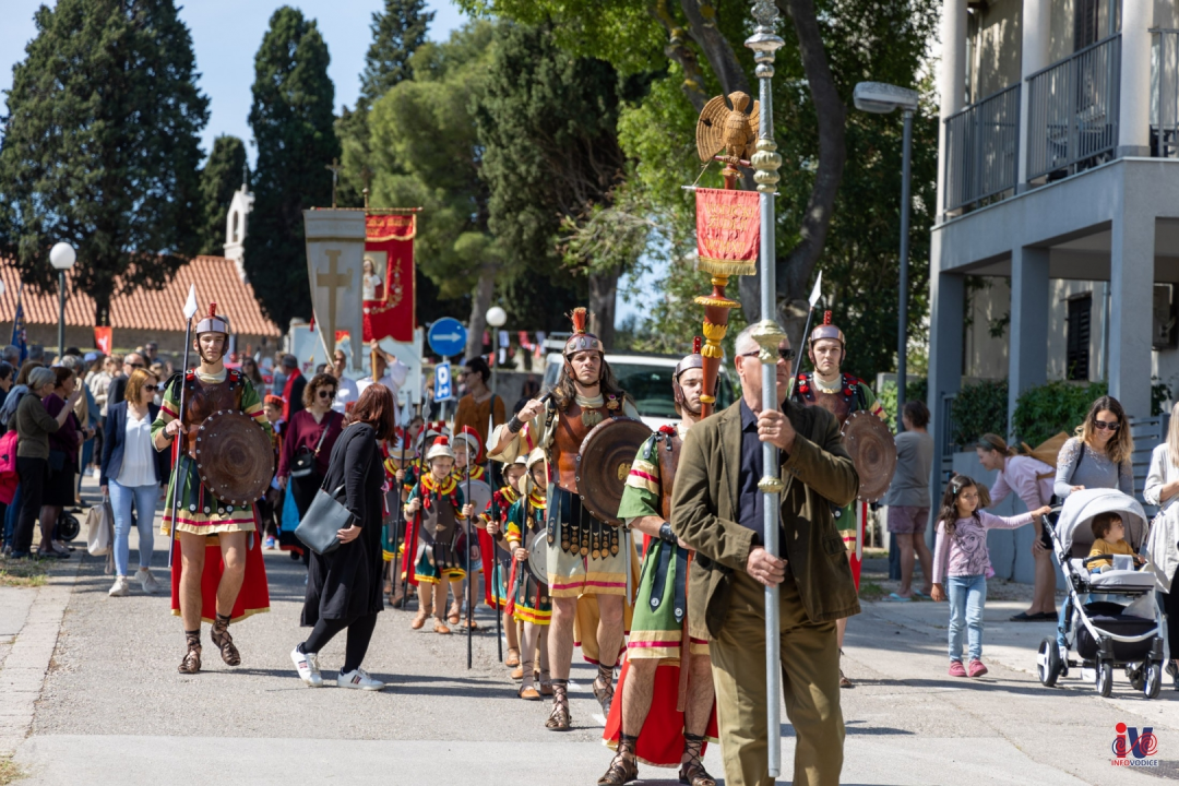 Procesijom kroz mjesto Vodičani obilježili Dan grada i blagdan Našašća sv. Križa