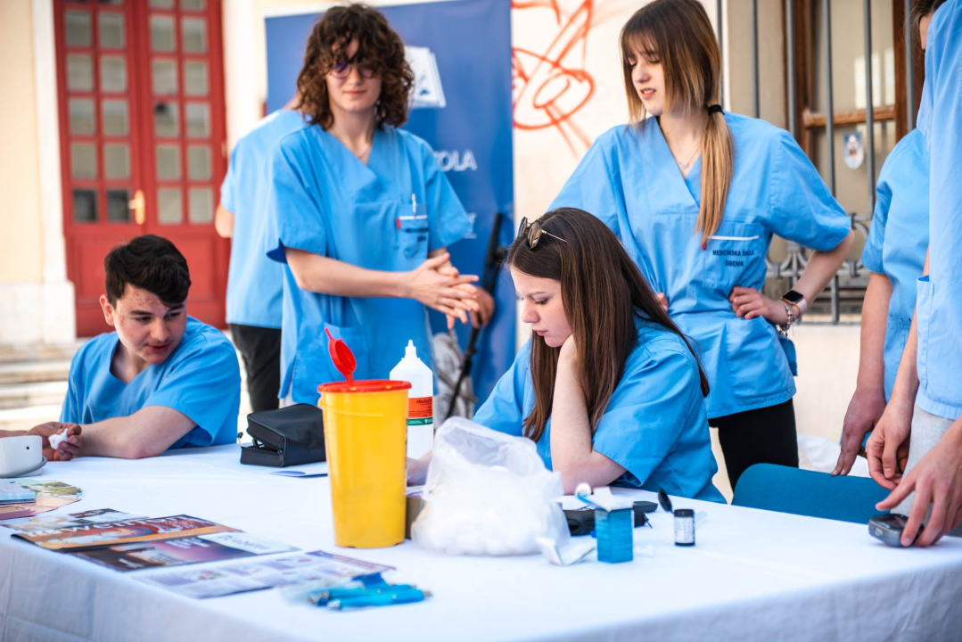 Učenici Medicinske škole Šibenčanima mjerili tlak i šećer