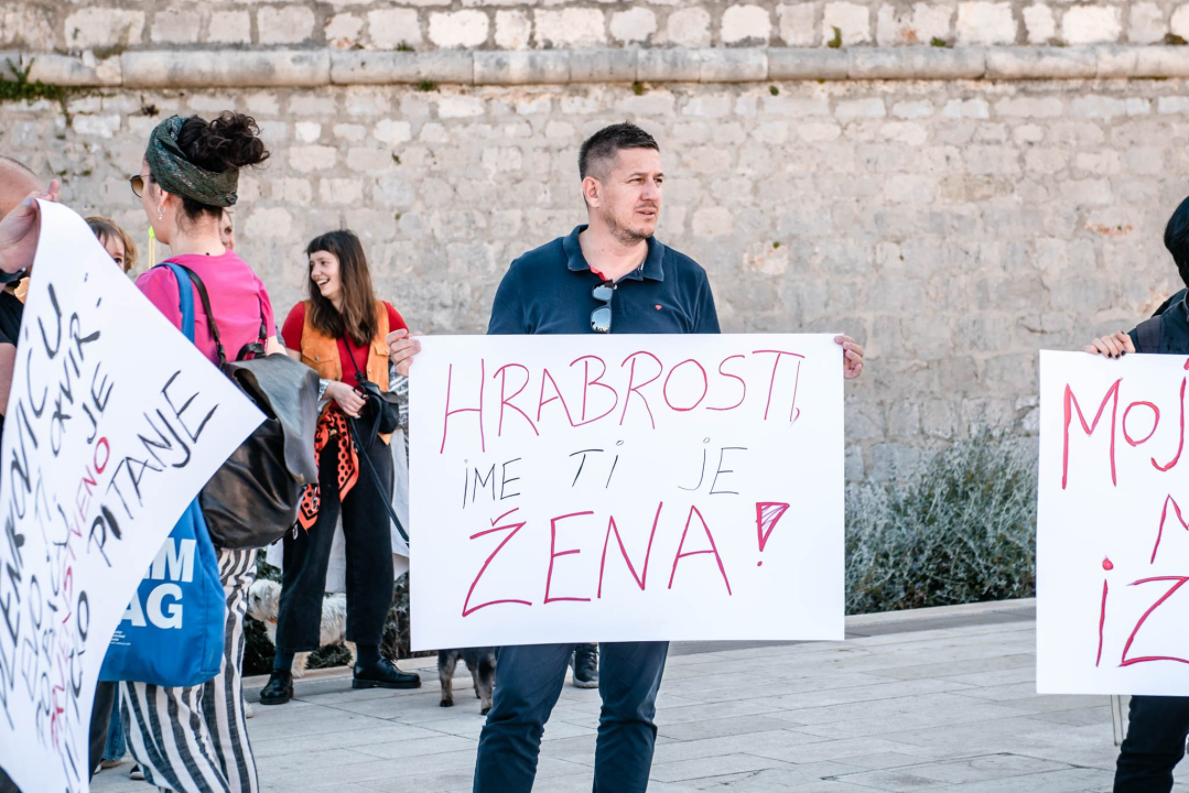 Prosvjed u znak potpore Mireli Čavajdi: 'Ovo nam je podsjetnik koliko sustav može biti okrutan prema ženama'  