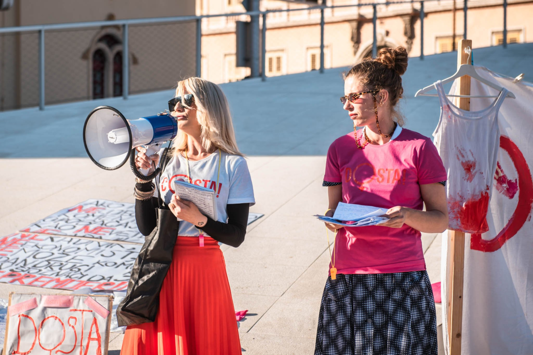 Prosvjed u znak potpore Mireli Čavajdi: 'Ovo nam je podsjetnik koliko sustav može biti okrutan prema ženama'  