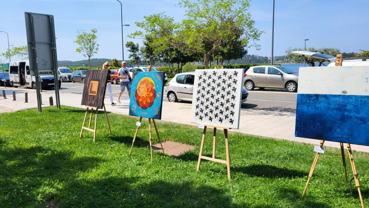 Izložba stolova: Apostolove kontra korone zamijenili apostolovi za mir