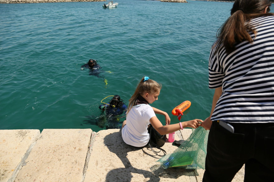 U eko-akciji očišćen Mali porat i lukobran u Vodicama 
