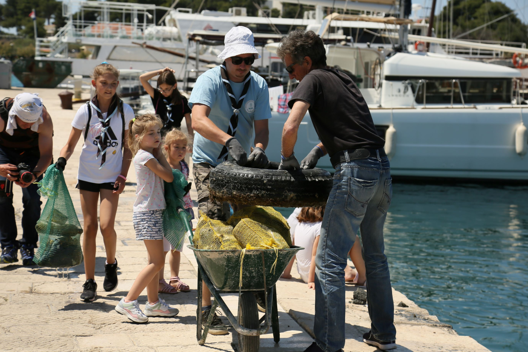 U eko-akciji očišćen Mali porat i lukobran u Vodicama 