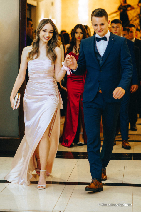 Pogledajte kako su zablistali učenici Industrijsko-obrtničke škole na svom maturalnom plesu (1. dio)