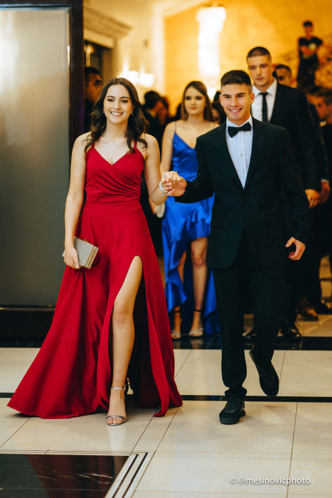 Pogledajte kako su zablistali učenici Industrijsko-obrtničke škole na svom maturalnom plesu (2. dio)