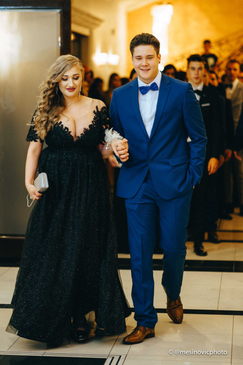 Pogledajte kako su zablistali učenici Industrijsko-obrtničke škole na svom maturalnom plesu (1. dio)