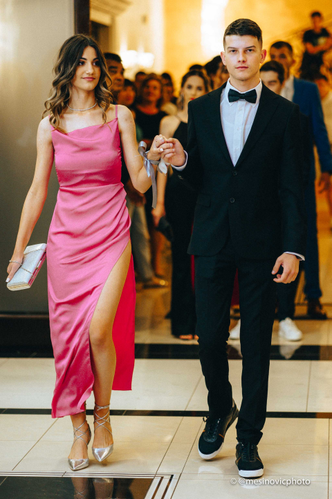 Pogledajte kako su zablistali učenici Industrijsko-obrtničke škole na svom maturalnom plesu (2. dio)