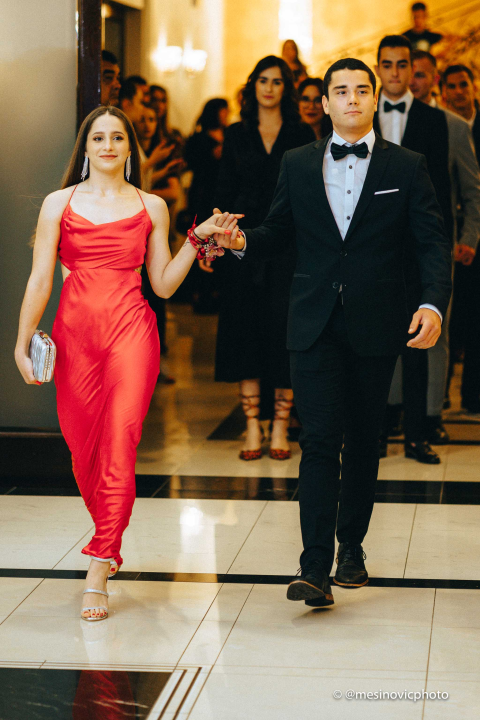 Pogledajte kako su zablistali učenici Industrijsko-obrtničke škole na svom maturalnom plesu (1. dio)