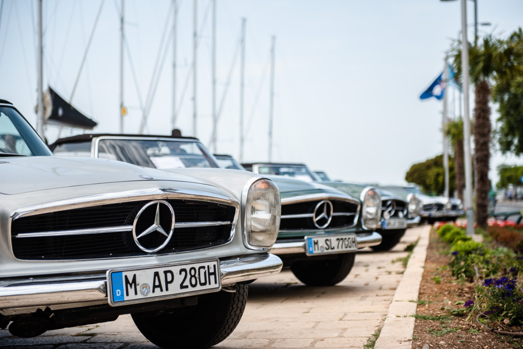 Šibenska riva puna legendarnih Mercedesovih 'Pagoda', tamo su do 17 sati