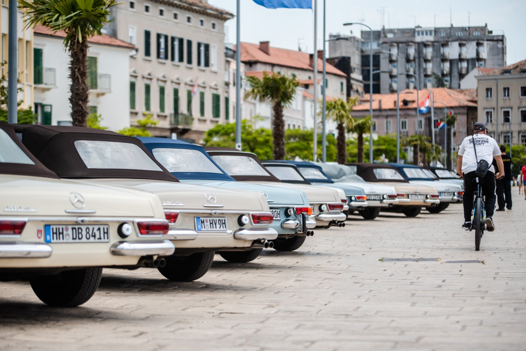 Šibenska riva puna legendarnih Mercedesovih 'Pagoda', tamo su do 17 sati