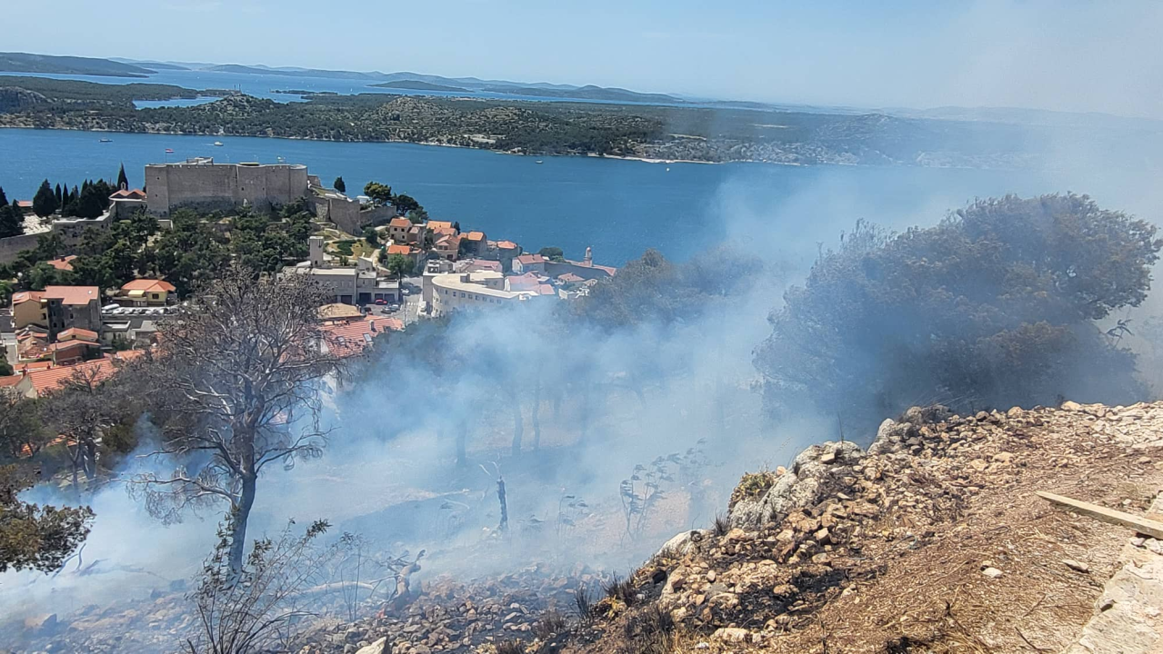 Požar ispod sv. Ivana izazvale četiri signalne rakete: Izgorjela 2,5 hektara