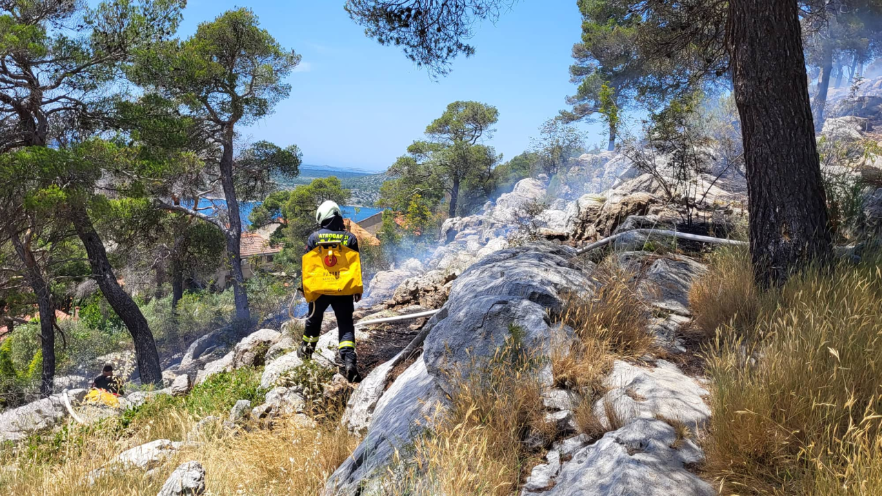 Požar ispod sv. Ivana izazvale četiri signalne rakete: Izgorjela 2,5 hektara