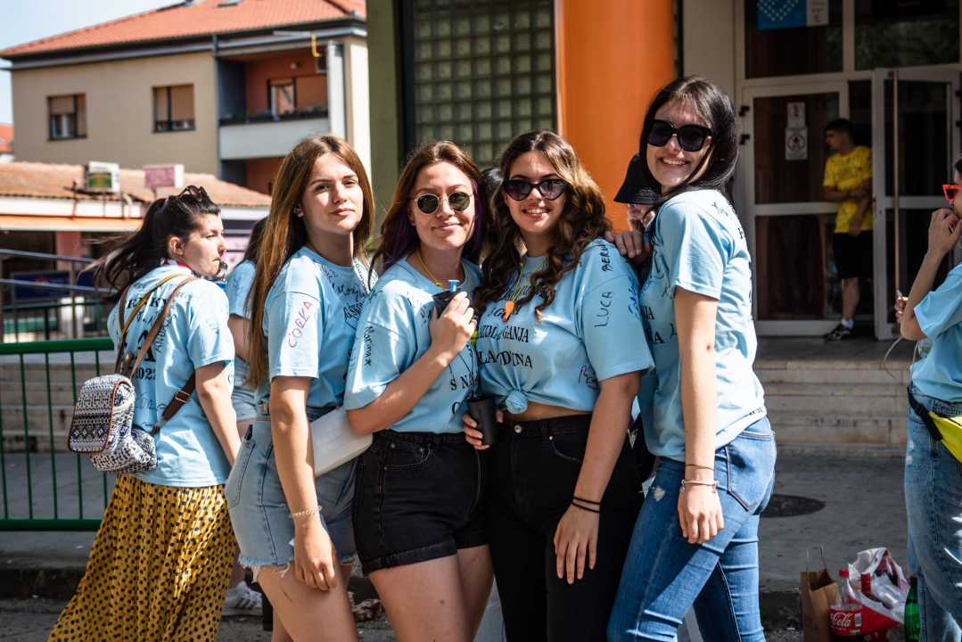Maturanti se na šibenskim ulicama opraštaju od škole: Polako s alkoholom i sretno!