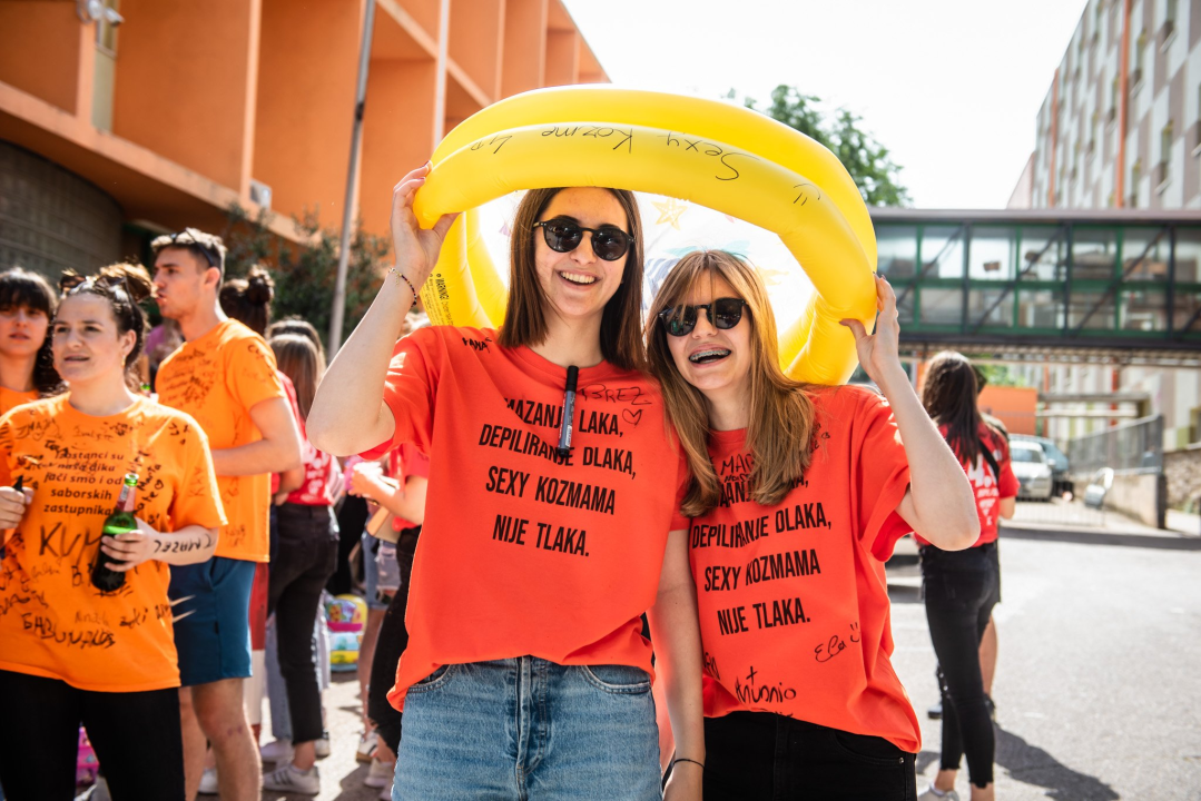 Maturanti se na šibenskim ulicama opraštaju od škole: Polako s alkoholom i sretno!