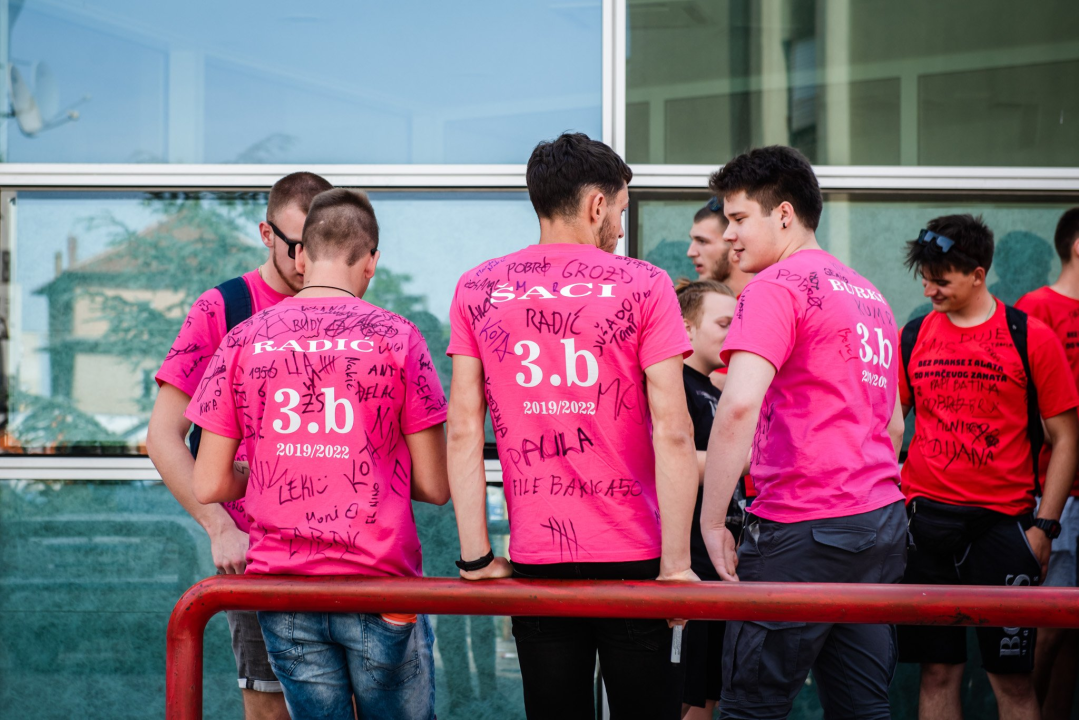 Maturanti se na šibenskim ulicama opraštaju od škole: Polako s alkoholom i sretno!