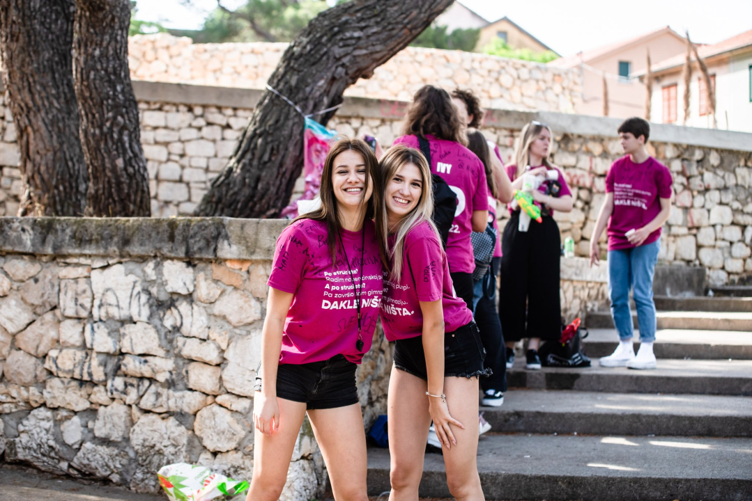 Maturanti se na šibenskim ulicama opraštaju od škole: Polako s alkoholom i sretno!