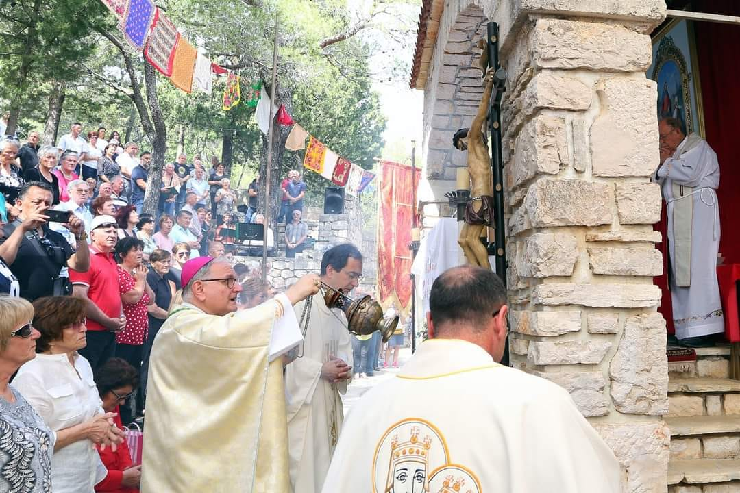 Proslavljena svetkovina Gospe od Karavaja u Tisnom: Središnju misu predvodio biskup Tomislav Rogić