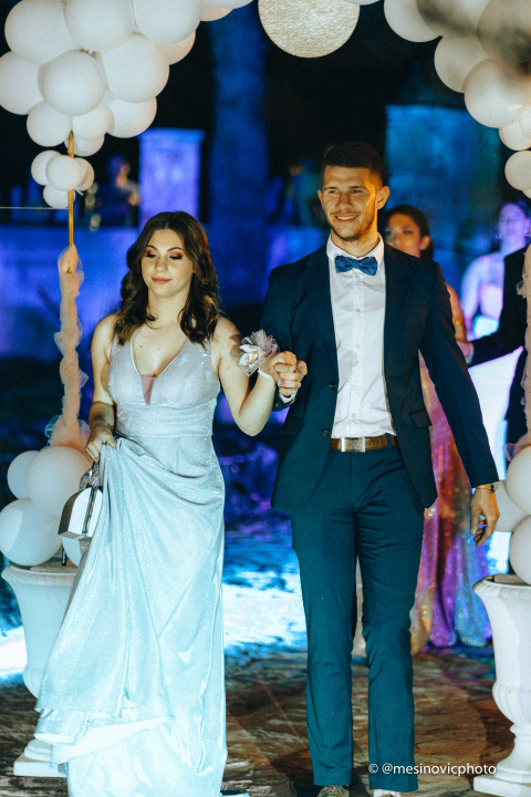 Maturanti Turističko-ugostiteljske škole u glamuroznim izdanjima proslavili kraj srednje škole! (1. dio)