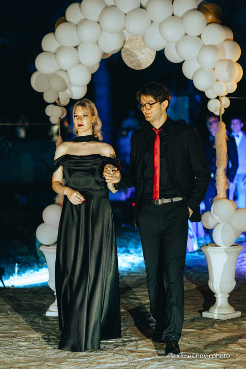 Maturanti Turističko-ugostiteljske škole u glamuroznim izdanjima proslavili kraj srednje škole! (2. dio)