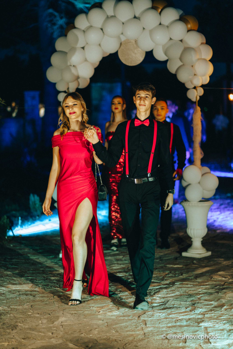 Maturanti Turističko-ugostiteljske škole u glamuroznim izdanjima proslavili kraj srednje škole! (1. dio)