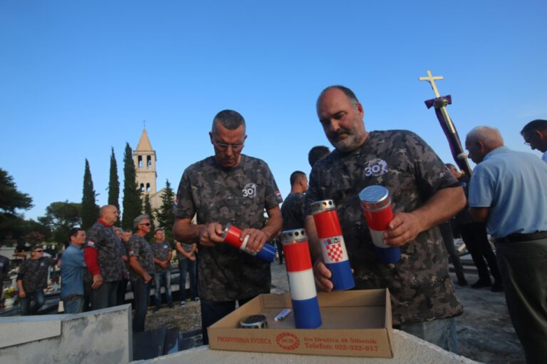 U Jezerima Dan državnosti proslavljen okupljanjem Samostalnog voda Tisno: 'Nismo samo borbena jedinica, već velika obitelj'