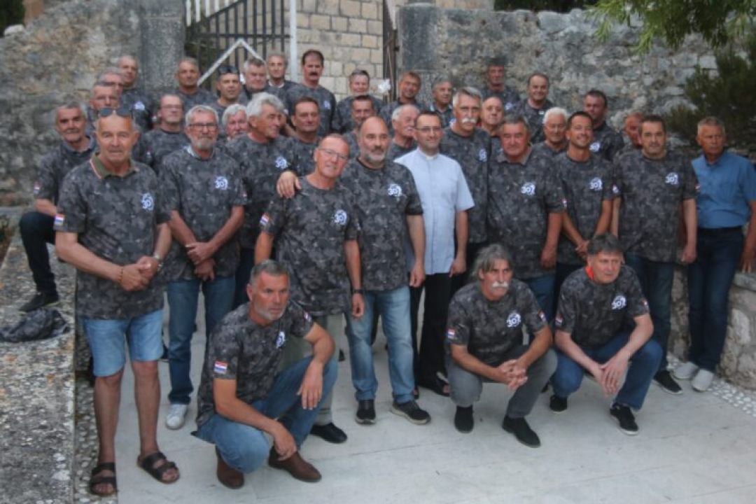 U Jezerima Dan državnosti proslavljen okupljanjem Samostalnog voda Tisno: 'Nismo samo borbena jedinica, već velika obitelj'