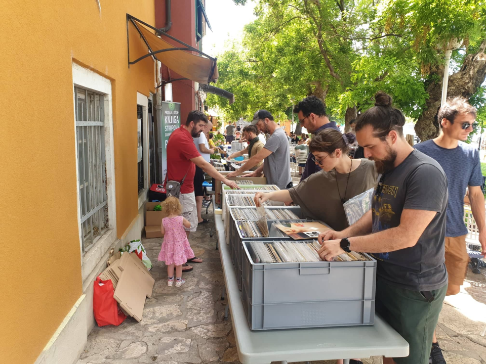 Sajam gramofonskih ploča ispred Azimuta: 'Najbolje ide ex-YU rock osamdesetih, a kupuju dosta i metalci'