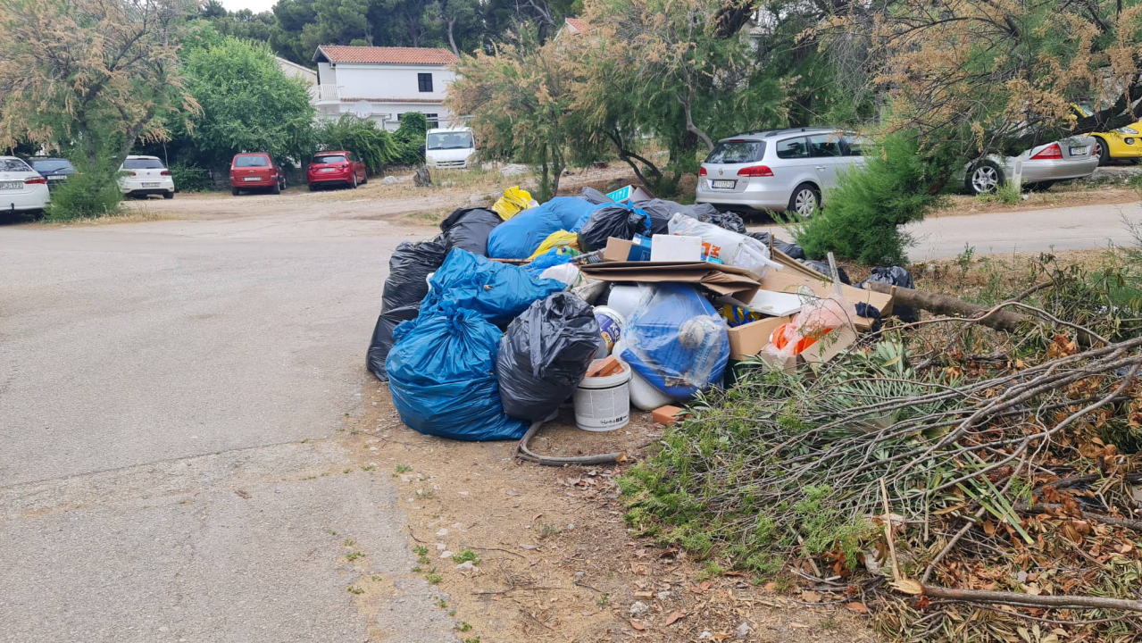 Prije pogleda na šarene kabine, kupače na Jadriji dočeka pogled na hrpe smeća