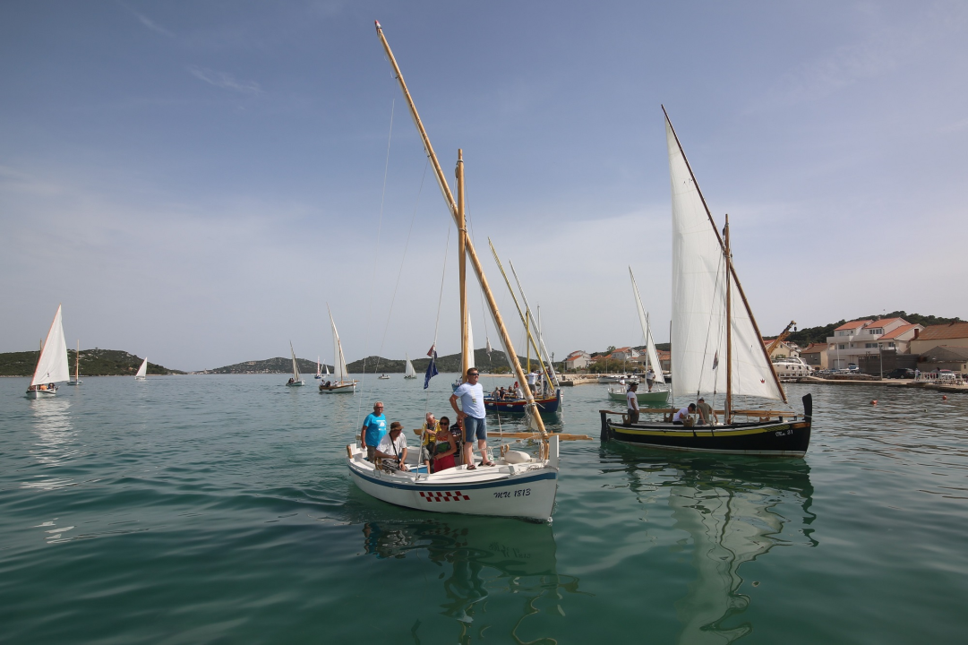 Betinska regata tradicijskih brodova održana usprkos bonaci