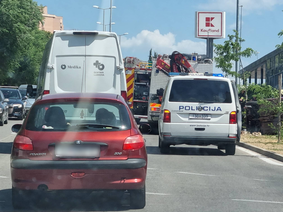 Automobil sletio s ceste i preokrenuo se kod Kauflanda, vozač prevezen u bolnicu