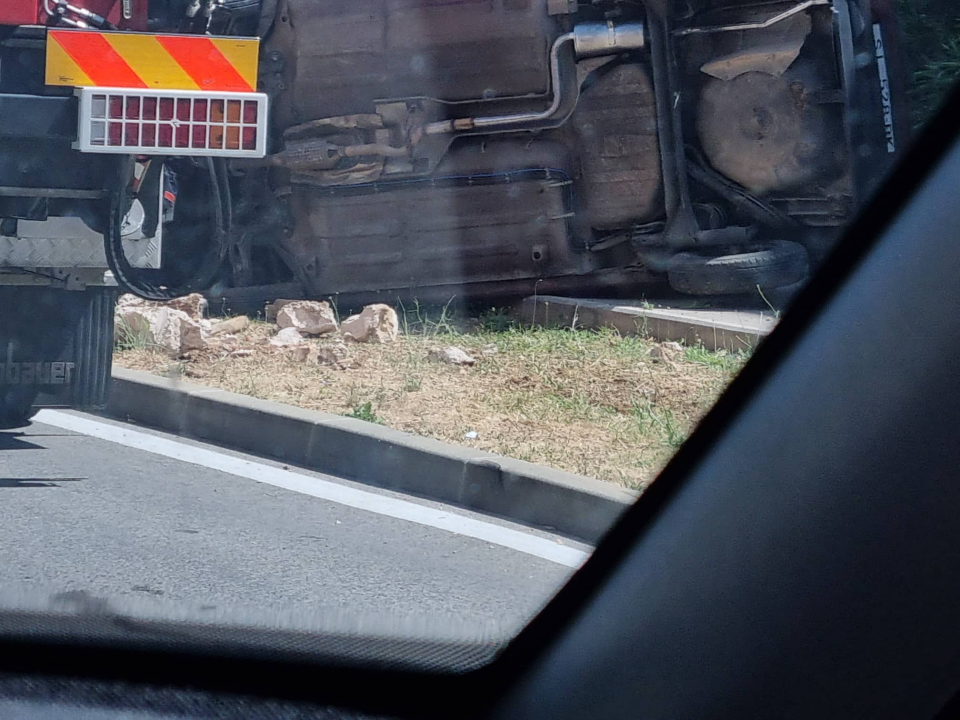 Automobil sletio s ceste i preokrenuo se kod Kauflanda, vozač prevezen u bolnicu