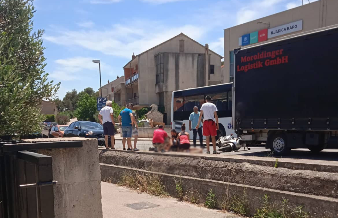 Motociklist naletio na kamion u Njivicama: Prevezen je u šibensku bolnicu 