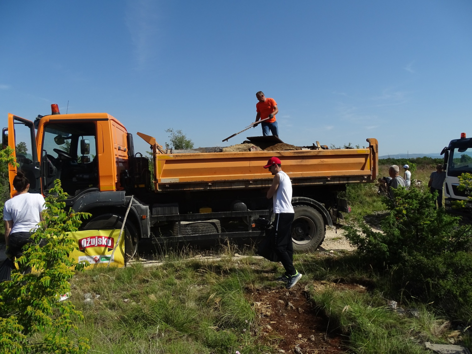 Gotovo tonu i pol različitog otpada uklonjeno s deponija pored Knina 