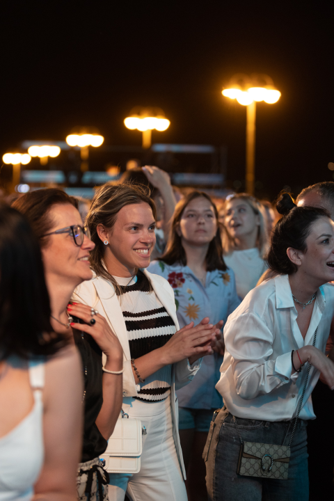 Buri usprkos, u Vodicama započeo 14. CMC festival: Publika se rasplesala uz zabavne hitove  