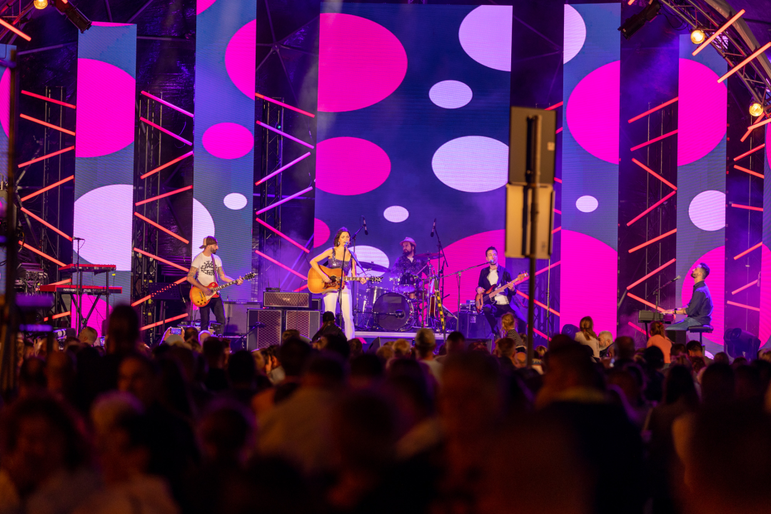 Buri usprkos, u Vodicama započeo 14. CMC festival: Publika se rasplesala uz zabavne hitove  