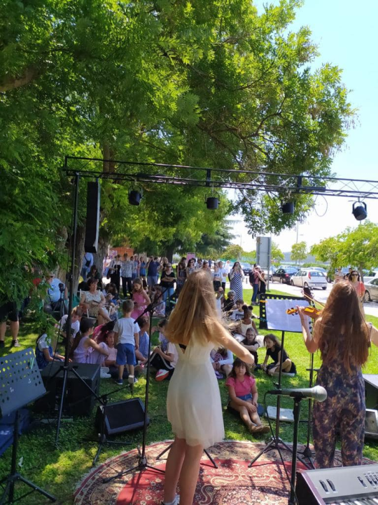 Učenici Glazbene škole jutros svirali na livadi ispred Azimuta