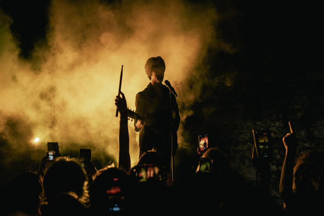 Nema ljubavi u klubu, ljubav je na tvrđavi: Plesnjak za milenijalce uz Buč Kesidi i Nipplepeople