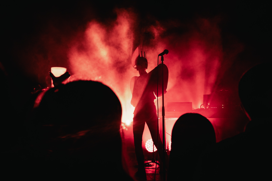 Nema ljubavi u klubu, ljubav je na tvrđavi: Plesnjak za milenijalce uz Buč Kesidi i Nipplepeople